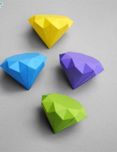 立体钻石的折法:确定你不看？！ 一、将方形纸对角折，然后对中折二、然后收成最常见的折纸重叠三角形。三、将四个角按此折好 。四、然后再折角 五、将尖角按下图收进去 六、四角都按此方法折好，收边 七、最后将折纸…