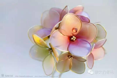 日本簪作家榮Sakae（sakaefly）, 榮Sakae 是来自日本成田市的一位艺术家，擅长手工制作各种各样精致美丽的发簪，莲花、牡丹、紫阳花、月下美人、白梅、樱花都在他的手中成就了一支支美得窒息的簪子。 
