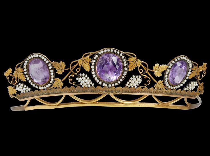 18K黄金王冠，c1816，紫水晶，装饰小珍珠葡萄和葡萄叶在小bunches东方珍珠，长15.5厘米