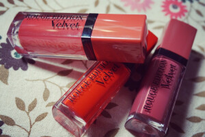 #安利好货#妙巴黎天鹅绒唇釉，直接买的一个套盒，3号4号7号，其实我只是想买个4号，看别人涂挺好看的，桃子的颜色，然后顺了个3号，有点偏橘红，as阿玛尼401，7号豆沙色我涂太老气了不好看，整个唇釉是哑光的，所以比较干，但着色还不错，棒！我真是会买东西！