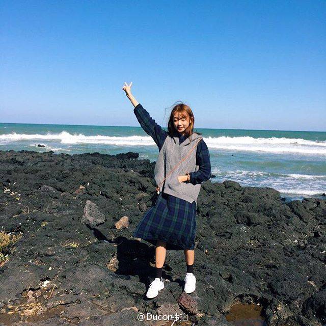 里面搭连体裙外面搭毛衣啊马甲啊 卫衣都可