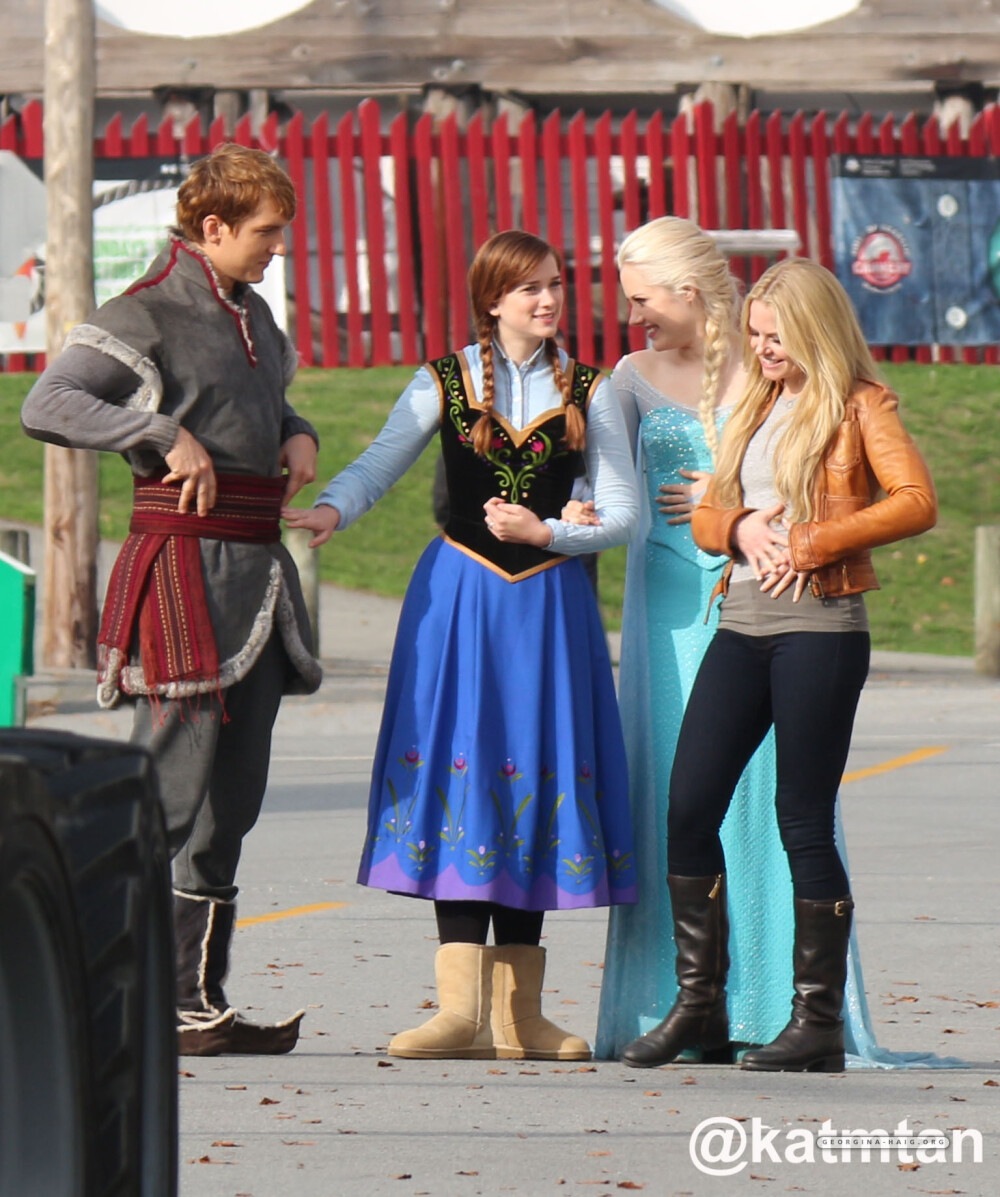 Elizabeth Lail\Candids\2014.10.09 On location for Once Upon a Time in Vancouver, BC