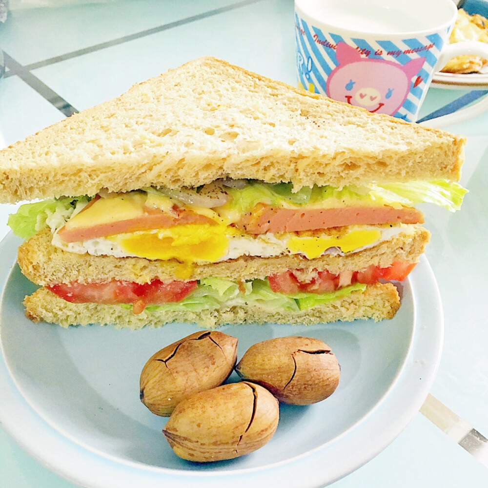 第一次做三明治坚果水果牛奶配起来满满爱的营养早餐