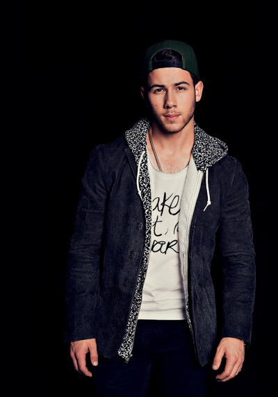 尼克·乔纳斯，英文名Nick Jonas，美国当红Rock Pop乐队-Jonas Brothers(乔纳斯兄弟)成员，排行老三，另外两人为老大Kevin Jonas，老二Joe Jonas。 <br /> <br />form tumblr@nicksbiceps