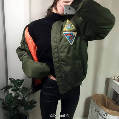 今年我最心水的军绿色外套，看起来酷酷的感觉