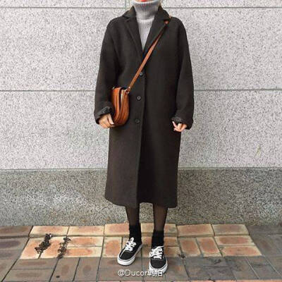 墨绿色外套搭浅色打底