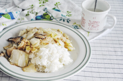 #午餐 2016-1-15# 周五的盖饭：大白菜香菇粉丝盖饭。小时候不爱吃大白菜的我，现在快成大白菜粉了，这样做真的好好吃。