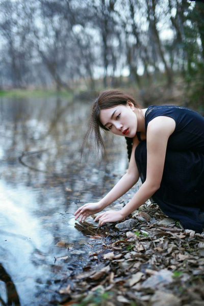 ： 冷雨湿花 孤独成酒 