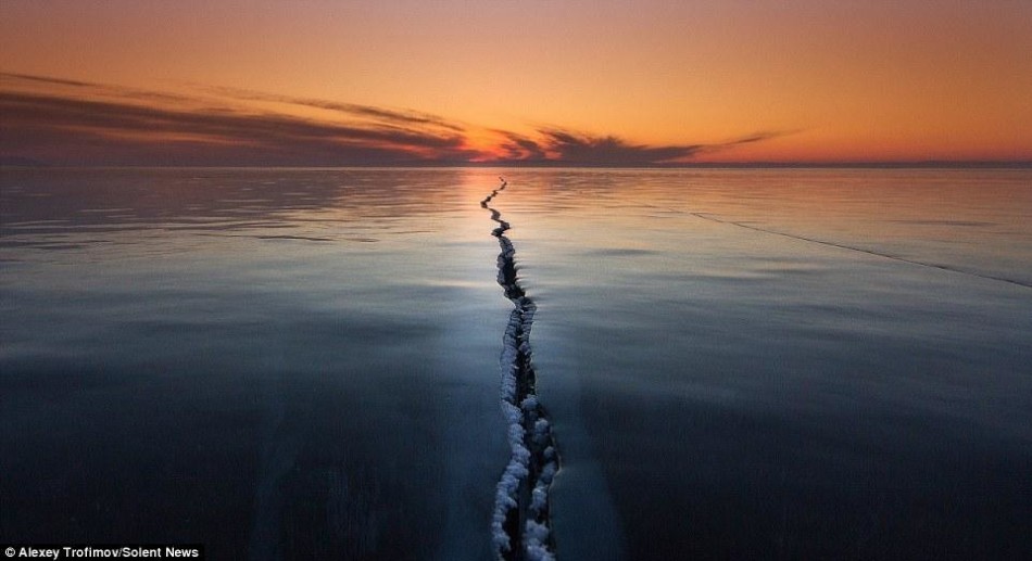 俄罗斯的贝加尔湖（Baikal Lake）是世界上最大的淡水湖。近日，俄罗斯摄影师Alexey Trofimov捕捉到了冰冻的贝加尔湖湖面上数百米长的冰裂，裂缝仿佛绵延至天际，映衬在夕阳中，显得美妙绝伦。