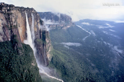 安赫尔瀑布（Angel Falls，通常依字义译为天使瀑布，但不合语源），又名丘伦梅鲁瀑布，世界十二大瀑布之一。当地的印第安人取名为“出龙”。天使瀑布是世界上落差最大的瀑布，位于南美洲委内瑞拉玻利瓦尔州的圭亚那高原，卡罗尼河支流丘伦河上。藏身于的委内瑞拉与圭亚那的高原密林深处。安赫尔瀑布是世界上落差最大的瀑布，丘伦河水从平顶高原奥扬特普伊山（Auyan-tepui）的陡壁直泻而下，几乎未触及陡崖，落差达979.6米，这个地区的热带雨林非常茂密，不可能步行抵达瀑布的底部。雨季时，河流因多雨而变深，人们可以乘船进入。在一年的其他时间里，只能从空中观赏瀑布。 