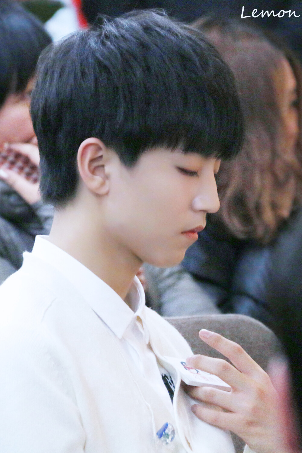 #王俊凯# #TFBOYS王俊凯# #TFBOYS# 151130 QQ空间红围巾公益活动 cr：LLLemonK