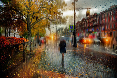 不久前我们曾经领略了法国摄影师Christophe Jacrot拍摄的雨中城市《雨中的城市 THE CITIES IN THE RAIN BY CHRISTOPHE JACROT》，也曾看过艺术家Gregory Thielker笔下的雨中城市《天空之下，漫无经心(UNDER THE UNMI…