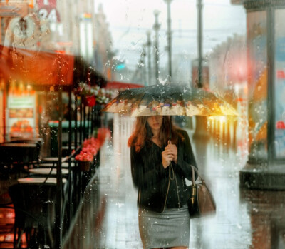 不久前我们曾经领略了法国摄影师Christophe Jacrot拍摄的雨中城市《雨中的城市 THE CITIES IN THE RAIN BY CHRISTOPHE JACROT》，也曾看过艺术家Gregory Thielker笔下的雨中城市《天空之下，漫无经心(UNDER THE UNMI…