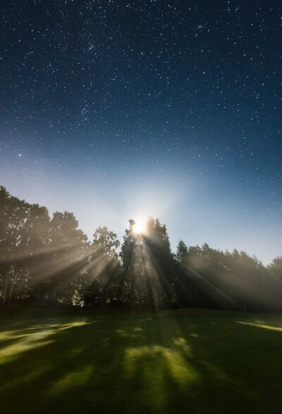 芬兰摄影师Mikko Lagerstedt拍摄了一组夜空的作品，向我们展示家乡美丽的夜空，和你们分享，这样美丽的星空在大都市可不是随便可以看见的哦。
资味 www.cheerway.cn