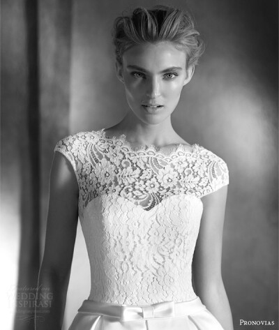 西班牙国宝级婚纱品牌Pronovias 发布旗下 Atelier Pronovias 2016春夏高定婚纱系列，本季婚纱设计新颖、美观大方，手工打造的婚纱更显奢华高贵。
