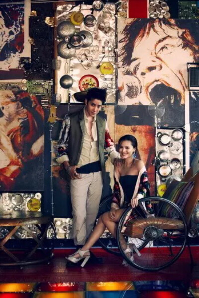 - 即使退下戏服并非我所想、我仍爱你故事里的模样。