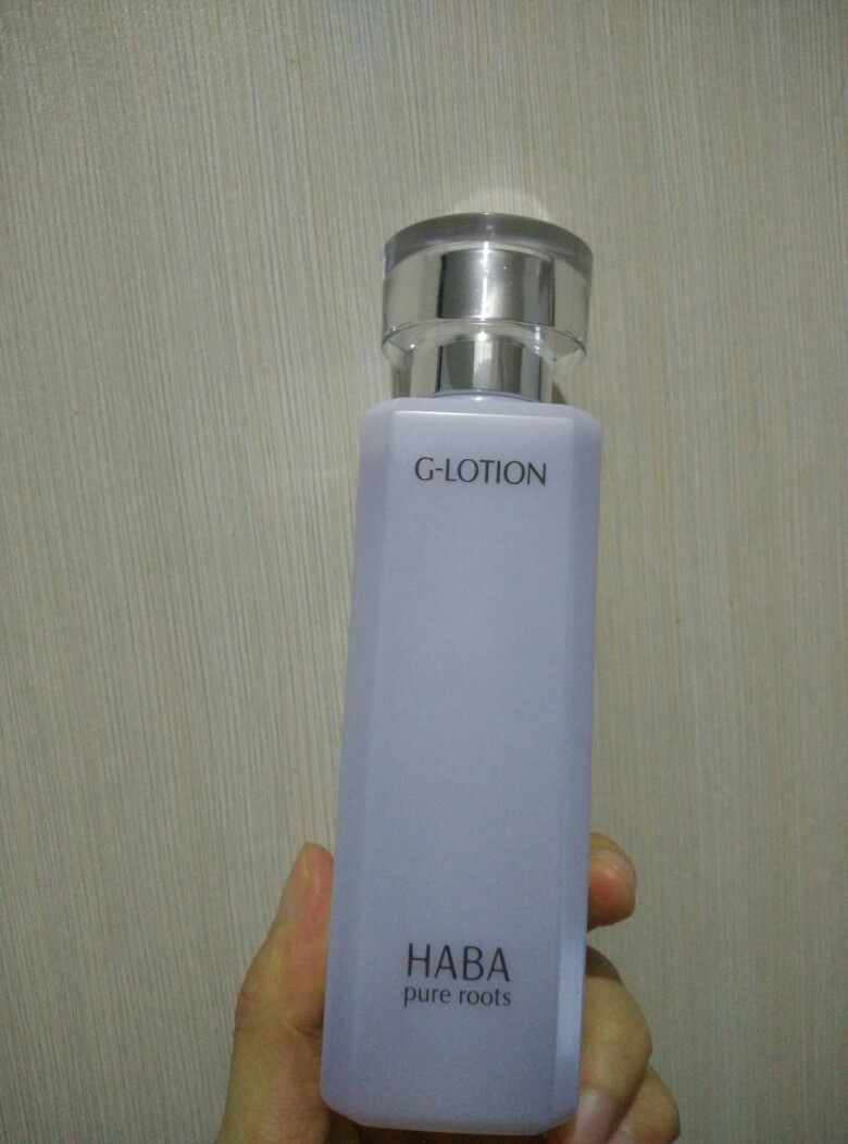 #HABA# G lotion化妆水，网上有说是白开水，其实还是有点不同的比白开水稠一丢丢啦~还有我闻着像是淡淡的番薯味~哈哈哈，每次在掌心倒一个硬币大小的水在脸上涂开再轻轻拍打吸收，反复5次补足水再上sq油。两者搭配用后皮肤润润软软的，手感很好，保湿度也足够。试过muji化妆水代替g露也是可以的，感觉只要是轻薄补水好吸收的水都能代替，但是敏感肌或者状况很多的皮肤还是老实用官配吧，原配不容易产生其他状况哈。