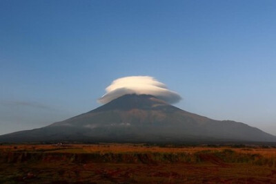 日本富士山一种叫“笠云”的自然现象