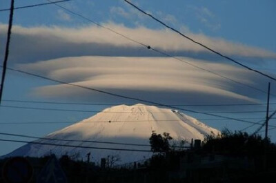 日本富士山一种叫“笠云”的自然现象