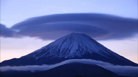 日本富士山一种叫“笠云”的自然现象