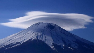 日本富士山一种叫“笠云”的自然现象