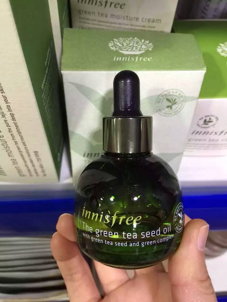  innisfree悦诗风吟绿茶籽精萃保湿精油30ml ~急救皮屑，混着面霜用都可以～ 一大瓶子用很久～绿茶籽系列都是十分好用[玫瑰]