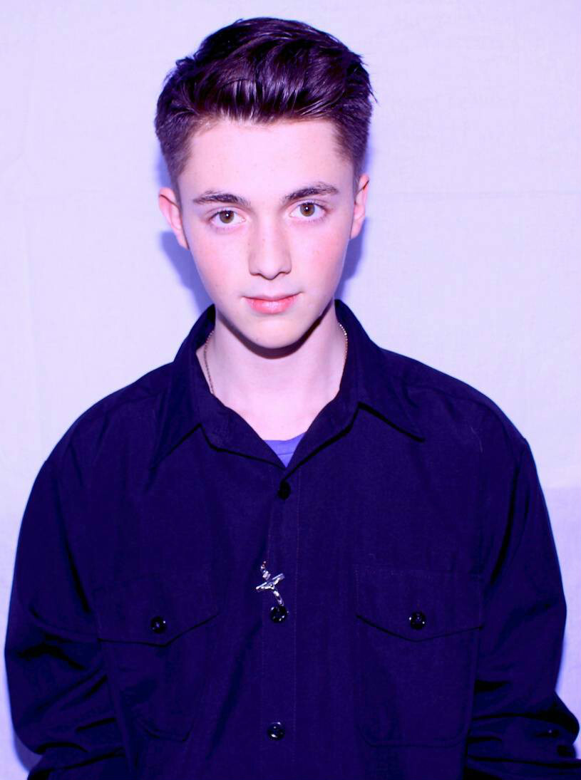 格雷森·蔡斯Greyson Chance，美国男歌手，1997年8月16日出生于得克萨斯州威奇托福尔斯。★晚上窝在被里看手机，在酷狗上翻歌，通过《 Summer train 》知道了他，看了快本后发现小伙子不仅声音好听，而且颜值也是没说的！高颜值不解释！●蔚鬼