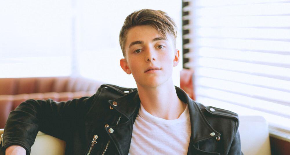 格雷森·蔡斯Greyson Chance，美国男歌手，1997年8月16日出生于得克萨斯州威奇托福尔斯。★晚上窝在被里看手机，在酷狗上翻歌，通过《 Summer train 》知道了他，看了快本后发现小伙子不仅声音好听，而且颜值也是没说的！高颜值不解释！●蔚鬼