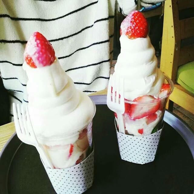 牛奶草莓雪糕杯