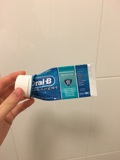 Oral-B mild mint 的防蛀牙膏 不知道为什么在英国各种牙膏都！不！起！泡！哪怕是国内带来的牙膏君们…这款牙膏绝对绝对不推荐！可能F含量太高了刷一次嘴巴就脱一次皮！讨厌！