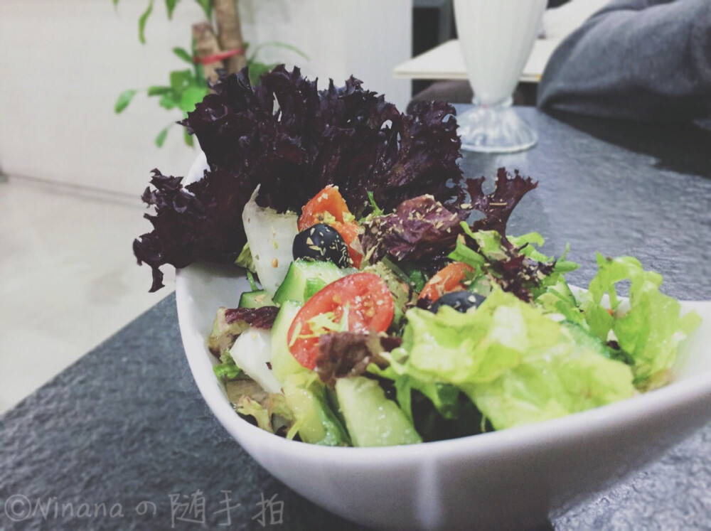 #美食# 阿拉伯沙拉（收集或喜欢我照片的 欢迎关注我 专辑里所有照片都是本人努力拍摄调色过的~ 技术渣 但都是诚意出品~）