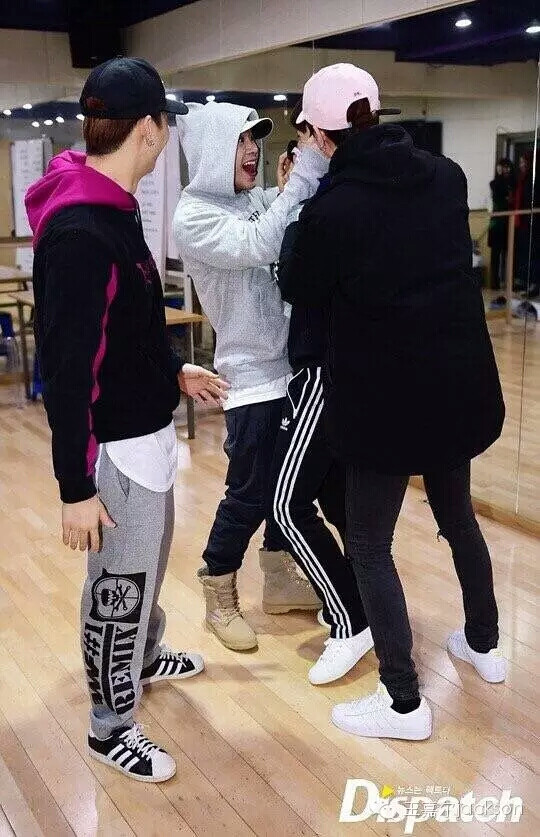 GOT7是韩国JYPEntertainment于2014年推出的男子组合，七名成员包括林在范（JB.）、朴珍荣（Jr.）、段宜恩（Mark）、王嘉尔（Jackson）、崔荣宰（YoungJae）、BamBam、金宥谦（YuGyeom）