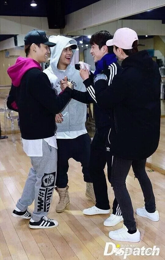 GOT7是韩国JYPEntertainment于2014年推出的男子组合，七名成员包括林在范（JB.）、朴珍荣（Jr.）、段宜恩（Mark）、王嘉尔（Jackson）、崔荣宰（YoungJae）、BamBam、金宥谦（YuGyeom）