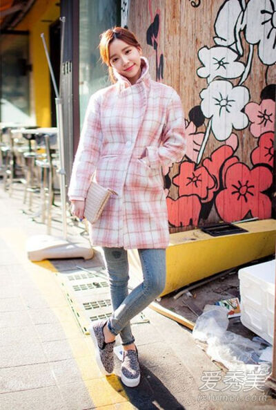 粉色格子大衣，穿在身上温柔可爱，搭配牛仔裤和懒人鞋，韩范儿十足。
