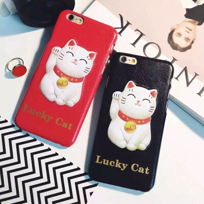 独家定制火爆Lucky Cat
带来好运的招财猫哦~ 实物绝对让你更喜欢！
皮质的很上档次 猫咪是浮雕工艺 外面没有一百多买不来
材质：硬壳 好拆卸
