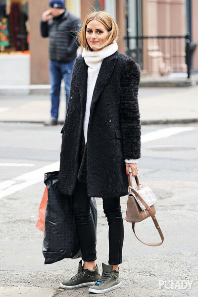 Olivia Palermo——白色高领毛衣，搭配紧身皮裤、皮草大衣和高帮休闲鞋，简练又带点闲适气息。