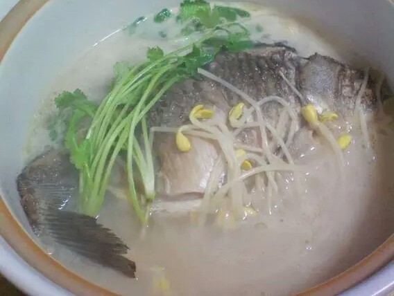 【豆芽鲫鱼汤】
食材：鲫鱼，黄豆芽，盐，葱，姜，料酒，胡椒粉
做法：1.将鲫鱼处理干净，刮鳞去除内脏，去掉体内的黑膜，清洗干净，豆芽洗净。2.将收拾好的鱼身擦干，不留水分。3.锅烧热，倒入油，将鲫鱼放入煎。4.煎至鱼身在锅中可以移动，将鱼翻个面，继续煎至另一侧鱼身金鱼。5.将葱、姜片放入锅中，倒入开水没过鱼身，并淋入一些料酒。6.大火煮开，转中火，煮至汤色发白。
7.倒入豆芽，继续煮5分钟即可。
8.最后调入盐和少量胡椒粉调味。