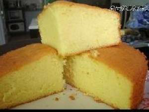 电饭锅做蛋糕

材料
主料：4个鸡蛋（蛋黄和蛋清分开），4勺白糖，3勺冒尖的面粉，6勺牛奶，
调料：盐适量，油适量，
辅助器材：一把普通的白瓷勺，3根筷子
做法
1、用3根筷子打蛋清，没多久就可以打出泡沫（为突出甜味，可放一点盐），放一勺糖，一直打一直打，到有一点稠时再放一勺糖，再继续打……大概15分钟后就会变成奶油状，筷子上的不会掉下来，这个过程比较关键，不能停有点痛苦哦
2 蛋黄放两勺糖，3勺冒尖的面粉，6勺牛奶搅拌好
3 倒入一半的奶油状蛋清，搅拌（上下搅拌而不是打圈）
4 搅拌均匀倒入另一半奶油状蛋清上下搅拌好
5 电饭煲按下煮饭键预热1分钟拿出，锅有点热，倒入少许油均匀涂在锅内，以防黏锅
6 倒入搅拌好的东西，然后蹲几下锅，把气泡震出来
7 按下煮饭键，2分钟后会自动跳到保温档，这时用毛巾捂住通风口闷20分钟，然后再按下煮饭键，20分钟后就ok了
（锅内涂了油，一倒就可以倒出来了，底部颜色较深）