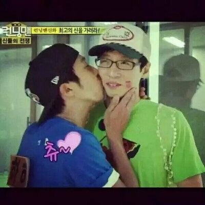 running man#转自微博#刘在石和haha~这一期是120624诸神大战 李光洙金钟国还有一个谁是人类，这个截图是haha为了让刘在石淘汰弄出来的一个，