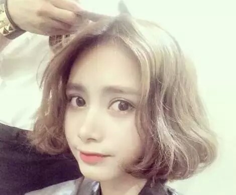 短发。