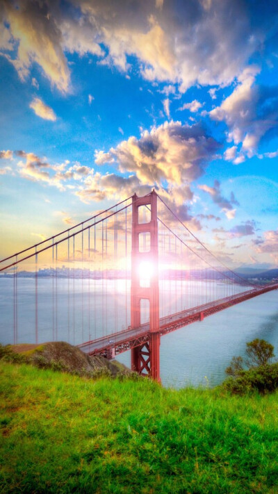 金门桥（Golden Gate Bridge）是世界著名的桥梁之一，也是近代桥梁工程的一项奇迹。大桥雄峙于美国加利福尼亚州旧金山长1900多米的金门海峡之上。