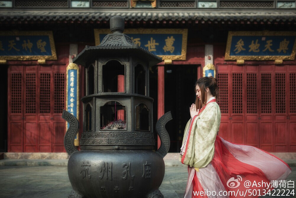 #汉服写真##杭州客片# 江南晚来客，红绳结发梢。盼携手终老，愿与子同袍。 出镜：@爱吃西瓜的CATHY 妆造：@简槐_木盛长青 摄影/后期：原po | 服装：@司南阁汉服 | 抄送：@日系馆 @汉服荟 @古风圈网站