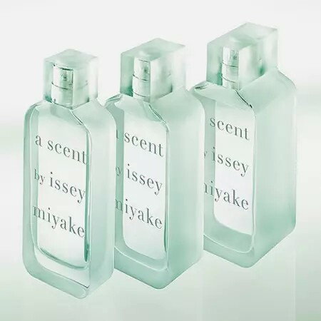 三宅一生推出了A Scent by Issey Miyake（气息），她与No.19同样是花青香，同样“绿得没有体温，绿得没有人情味。