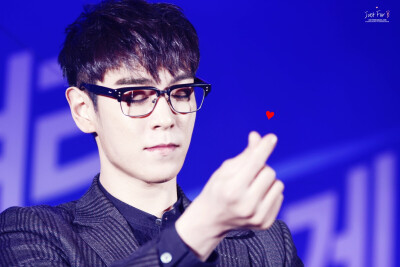 #崔胜铉# ♡ T.O.P CASS系列 发射小爱心 biu～