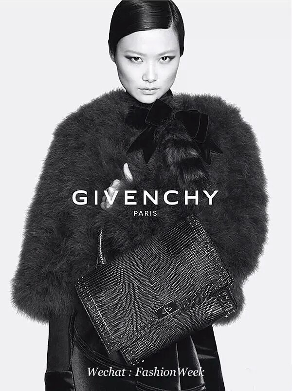 Givenchy Shark Bag
Riccardo Tisci在2015春夏系列推出的，汲取鲨鱼为主要元素进行灵感创作的最新包款，以低调奢华的金属鲨鱼齿扣搭配极具廓型感的包型设计，整个手袋给人的感觉就是现代、摩登。参考价格约17000RMB。
其实“它”曝光率最高的一张照片应该是和春春的合影，也就是这张李宇春出镜的Givenchy 2015秋冬系列广告，身穿毛绒外套的李总手握黑色蜥蜴皮镶嵌铆钉款Shark，演绎出了一种浪漫又摩登的味道。
2016春夏系列新款，简单低调百搭。