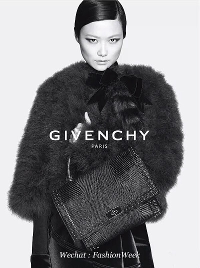 Givenchy Shark Bag
Riccardo Tisci在2015春夏系列推出的，汲取鲨鱼为主要元素进行灵感创作的最新包款，以低调奢华的金属鲨鱼齿扣搭配极具廓型感的包型设计，整个手袋给人的感觉就是现代、摩登。参考价格约17000R…