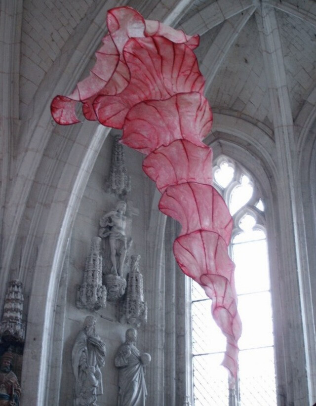 圣西奎耶大教堂（ Abbey of Saint-Riquier）是法国北部一座15世纪左右的哥特式教堂，教堂内部那些类似深海水母般的艺术品是荷兰艺术家Peter Gentenaar的纸塑作品。
资味 www.cheerway.cn