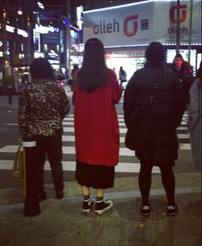 街上看到被美哭了啊啊啊 #红色大衣，黑色百褶裙，匡威