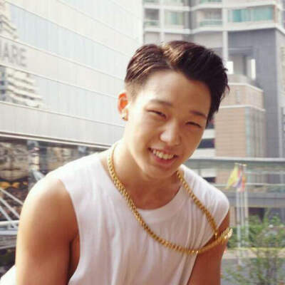 iKON是YG Entertainment于2015年9月15日推出的男子演唱组合，由金振焕、宋允亨、金知元（Bobby）、金韩彬（B.I）、具俊会、郑粲右、金东赫7名成员组成。【如有侵权行为请告知本人,将立即改正。】