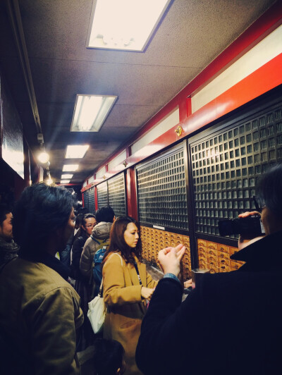 导游说到浅草寺一定要抽一签，特别准。抽到吉，就放在钱包里。我手气不错抽了个吉